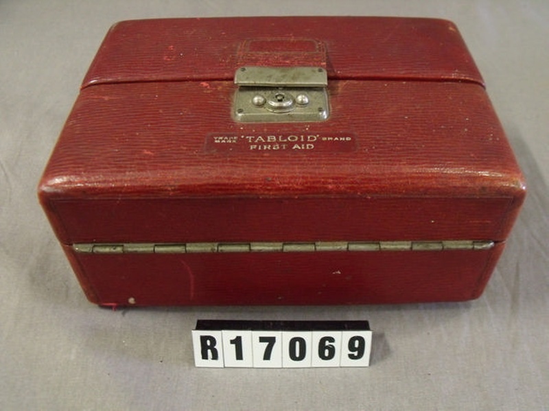 最大15%OFFクーポン First Aid kit; Burroughs Wellcome & Co.; early 20th century その他