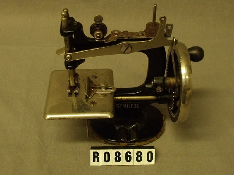 Sewing machine - Singer, small; Singer; R08680 | eHive Sewing machine - Singer, small; Singer; R08680 | eHive