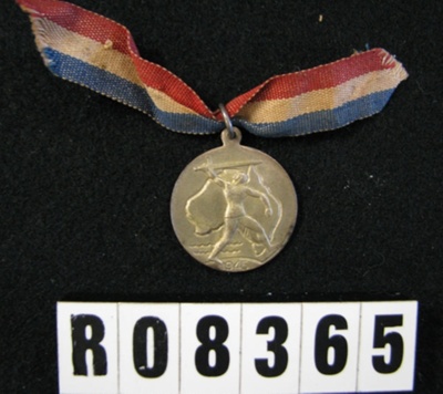 Medallion - Commemorating end of WW2; R08365 | eHive