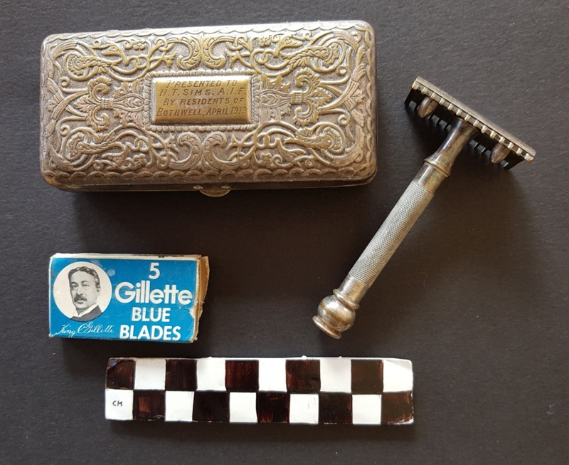 Safety razor and case; Gillette; 1919; BMHC_15636 eHive