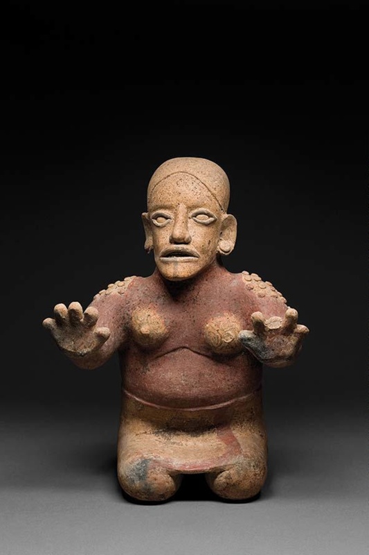 Istuva naishahmo / Figur, sittande kvinna / Figurine, seated female ...