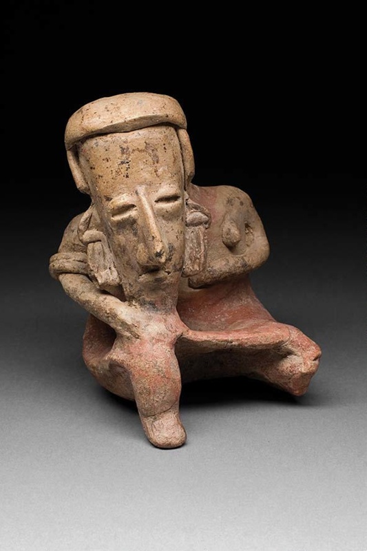 Istuva Naishahmo   Figur, Sittande Kvinna   Figurine, Seated Female 