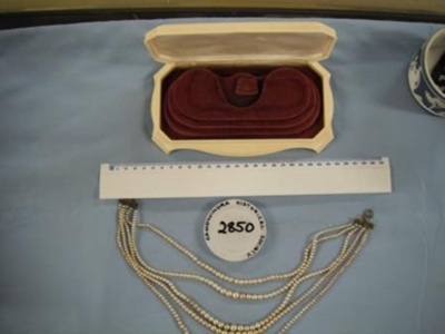 Pearls and case; SH1990-2850