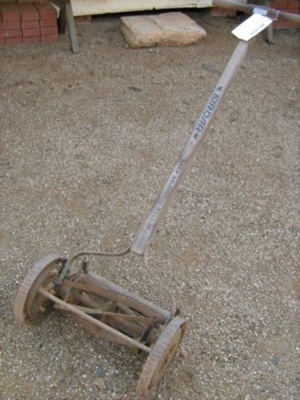 lawn mower ; M109