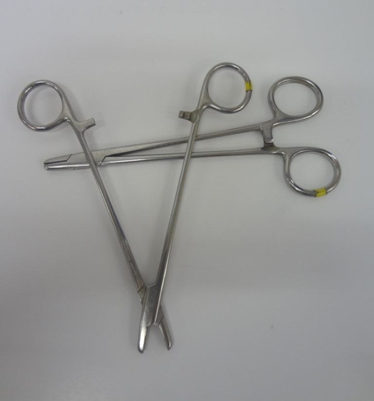 Equipment Wire Holding Forceps x 2; 19601980; AR9211 eHive