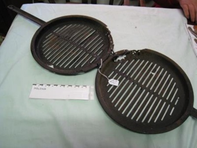 2 Grillers for open fire; SH68-54