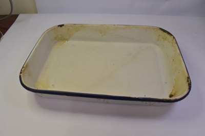 Enamelware baking dish; CH22/141