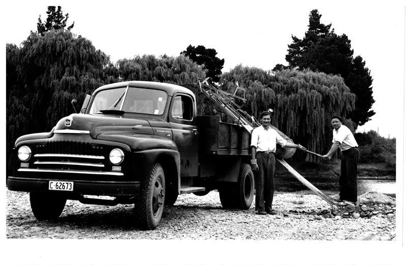 G. Misu Jindabyne 1950-1951 George Miso operating the Berryman Loader ...