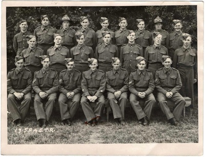 Photo, WW2 group of soldiers; R J Thomson, Hataitai; 2001/37/I.2