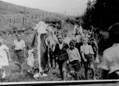 Photo, Ordish Children with Father Christmas; 2005/224.11
