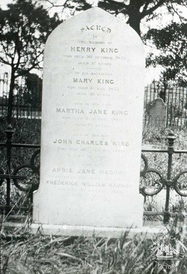 John Charles King and family : Old Melbourne Cemetery, c. 1920; Miller, Everard Studley, 1886-1956.; GS-TM-33