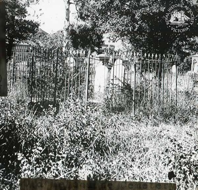 Lonsdale children and Smythe family : Old Melbourne Cemetery, c. 1920; Miller, Everard Studley, 1886-1956.; GS-TM-36