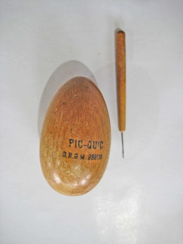 Stocking darning egg; 18005