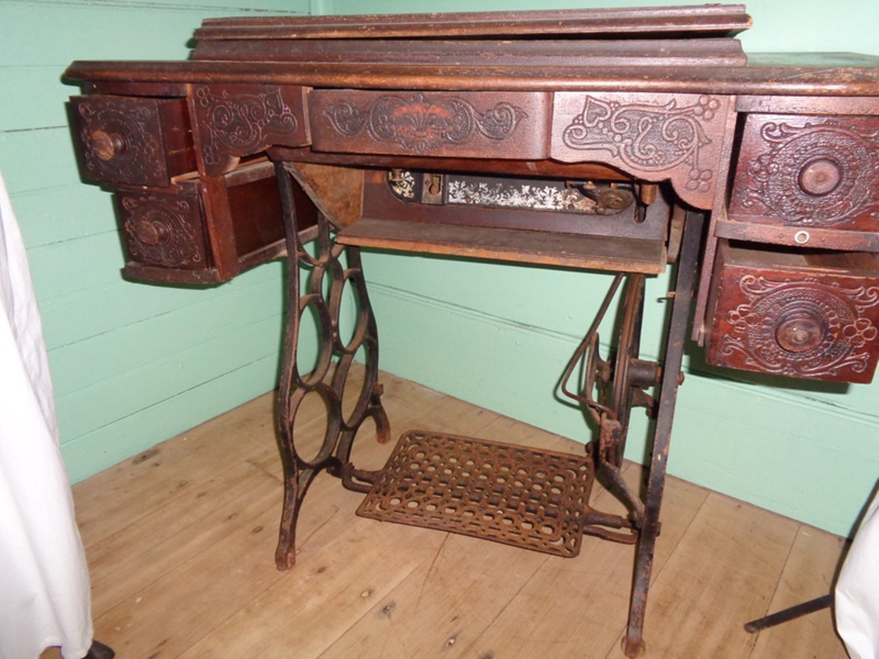 Sewing Machine - Viceroy - 306077; Viceroy; 2016.109 | eHive