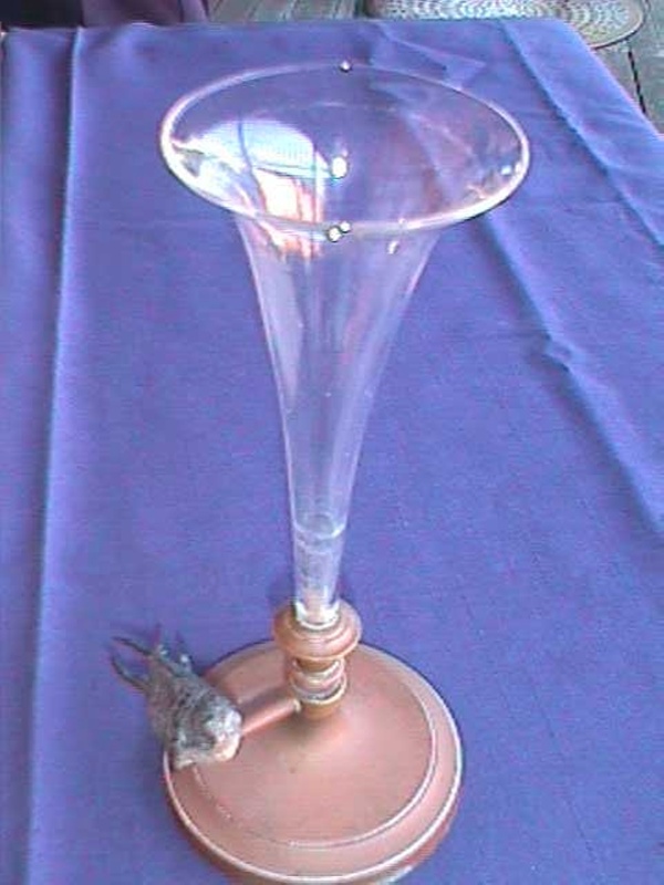 Vase, clear fluted glass, bird ornament on base.; 195.000 eHive
