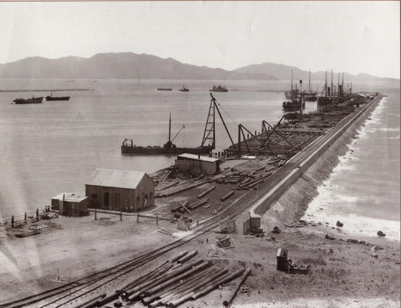 Wharf construction Townsville Port Harbour. ; TMML0150 eHive