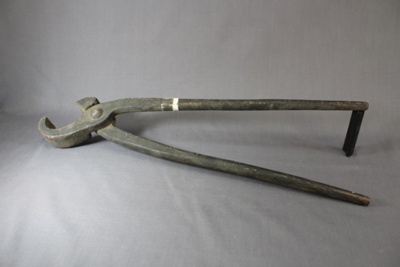 Smithy tongs; 192 