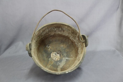 Cast iron pot; 176 