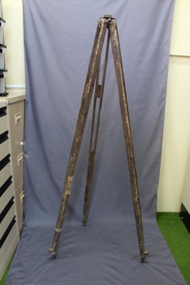 Surveyor's tripod; 200 