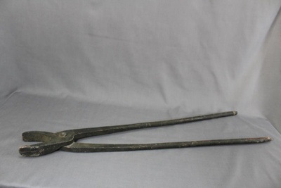 Blacksmiths tongs; 54 