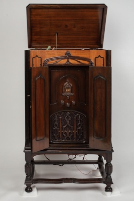 Radio/Phonograph, RCA Model 82; Radio Corporation of America (RCA