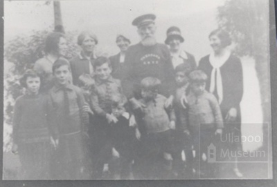 People in photo 604 with Other women and children - Duncan Tor's brothers Too?; ULMPH 2000 0604 