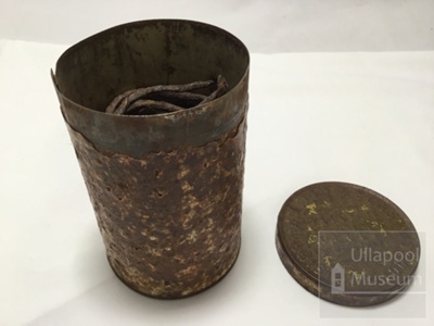 Tin (a) containing tobacco (b); ULM 1996 051 a and b 