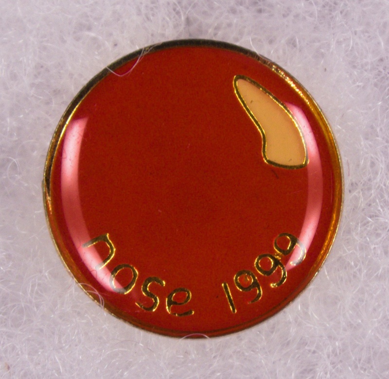 Badge: The Clothes Nose; Comic Relief; 1999; GWL-2013-50-32