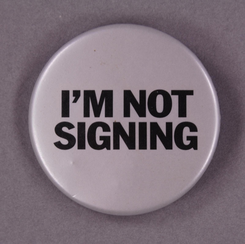 Badge: I'm Not Signing; c.1980s; GWL-2013-59-7