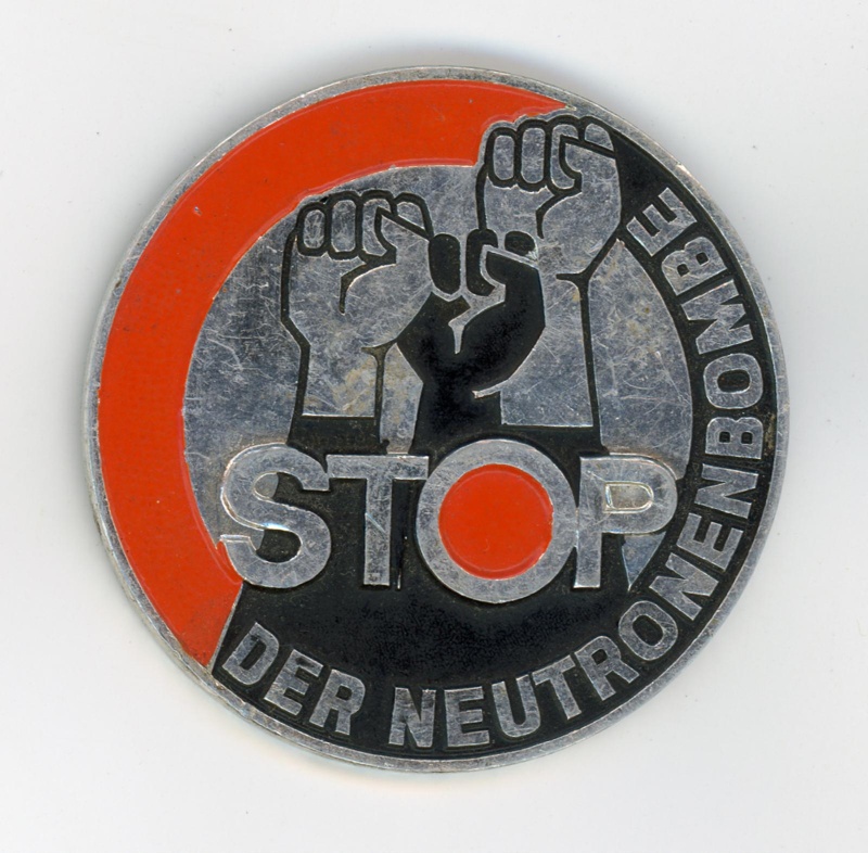 Badge: STOP Der Neutronenbombe; c.1980s; GWL-2015-112-10