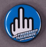 Badge: Kein Fingerbreit Faschismus; Rote Falcon; GWL-2013-37-1