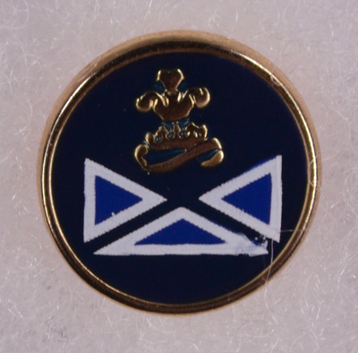 Badge: Scottish flag with fleur-de-lis; GWL-2013-50-63