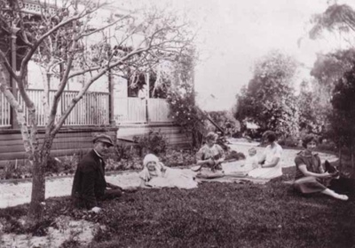 Wheeler family group in yard of Holyrood, 39 Holyrood Street, Hampton; 1924/5; P0217