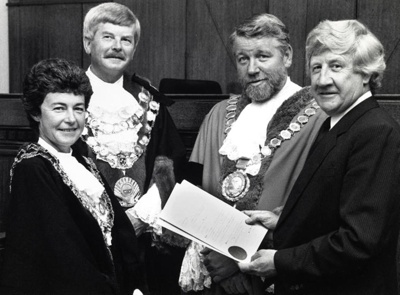Three mayors, Sandringham, Brighton and Chelsea; Reynolds, Pauline; 1987; PD3738