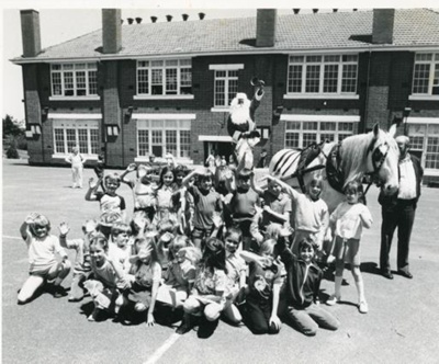 Jim Bisset's horse, Silver, with schoolchildren at Hampton Primary School; 1982 Dec.; P9008