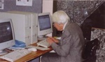 Lesley Falloon at desktop computer, Sandringham and District Historical Society; Jones, Alan G. (1919-2009); 2003?; P4770