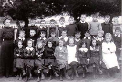Beaumaris West primary school upper 1st class of 1909; 1909; P5810