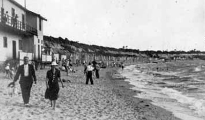 Hampton beach, with Verna Fox; 1944; P8378