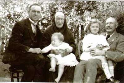 Awburn Awburn family group; 1919 Oct. 25; P4400-34 | eHive