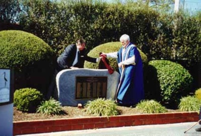 Unveiling of Beaumaris Wesleyan Cemetery memorial, Cheltenham Pioneer Cemetery; 2000 Sep. 13; P4379-1