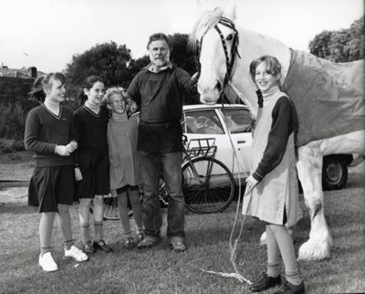 Jim Bisset with his horse, Silver, and four schoolgirls; News (Sandringham); 198-; P9013