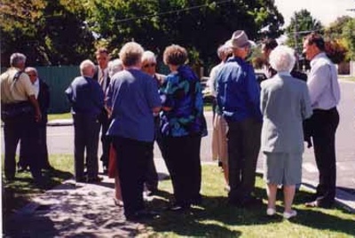 The unveiling of the Beaumaris Cemetery plaque, 22 February 1998.; Jones, Alan G. (1919-2009); 1998; P3098