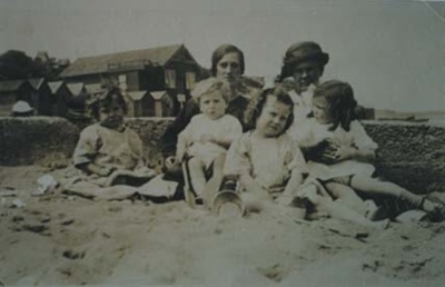 Cowmeadow family on Sandringham beach; 1924?; P7793