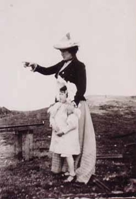 Woman and child at Half Moon Bay; 190-; P1515