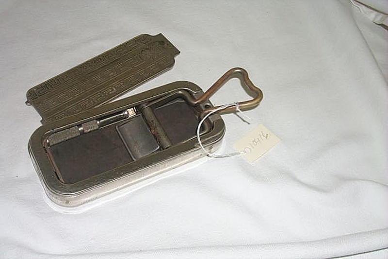 Razor & Razor blade strop dressing for all types of razor strops; 10416