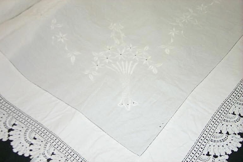 Supper Cloth, white, embroidered flowers, Crochet scalloped edge; 11597 ...